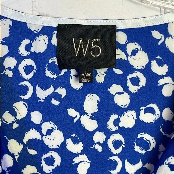 W5 Blue and White Print Short Sleeve Twist Front Top - Picture 6 of 9